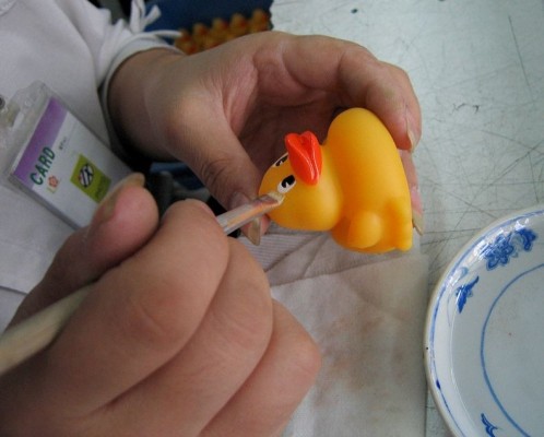بالصور شاهد كيف يتم تصنيع لعب الأطفال فى الصين