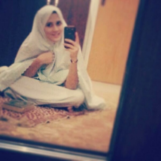 صور ليان بزلميط بملابس الصلاة وهي تقرأ القرآن 2014