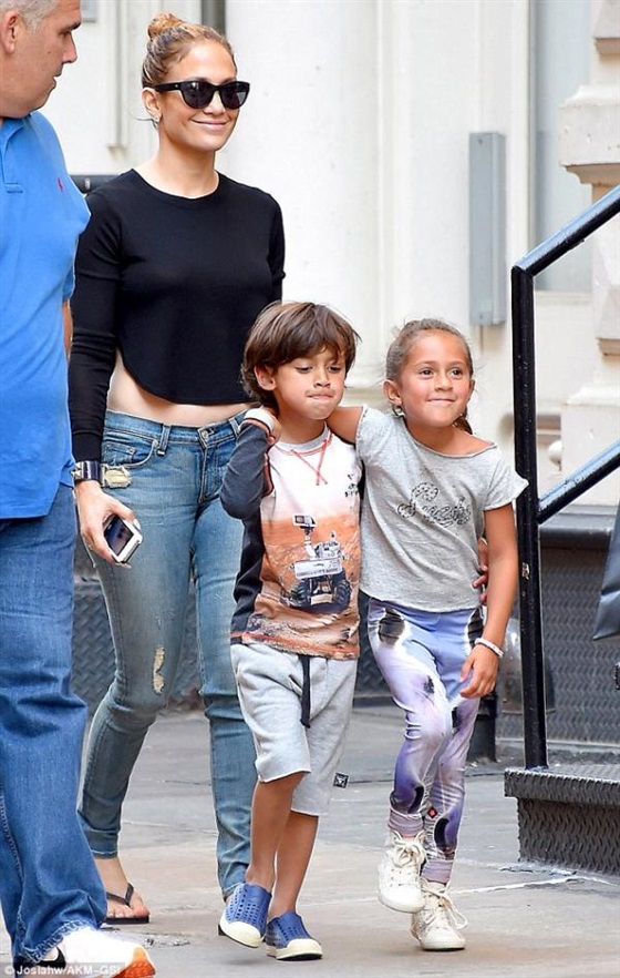 صور جينيفر لوبيز ببنطلون جينز ممزق مع أطفالها في نيويورك