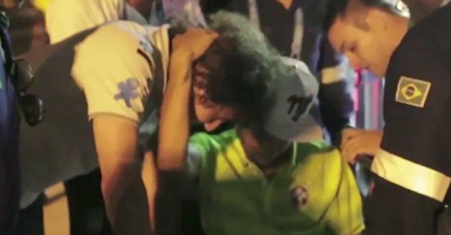 بالفيديو صديقة نيمار تبكي عليه بعد اصابته في كأس العالم