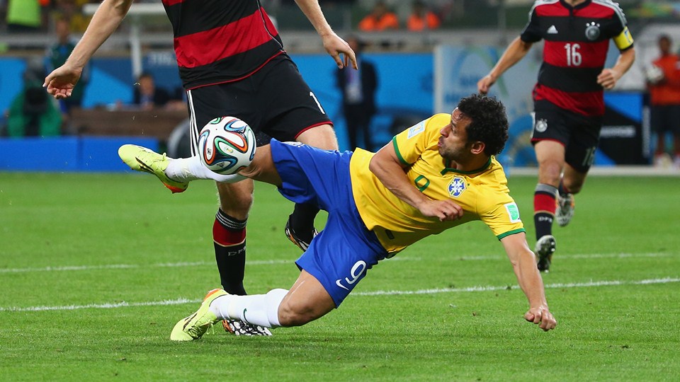 Германия 1 июля. Бразилия Германия 1-7. ЧМ 2014 Германия Бразилия 7:1. Футбол Бразилия Германия 1 7. Бразилия Германия 2014.