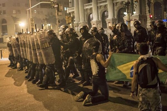 صور المظاهرات في البرازيل بعد الخسارة من المانيا في كأس العالم 2014