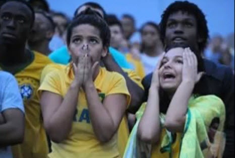صور بكاء مشجعات البرازيل بعد الخروج من كأس العالم 2014