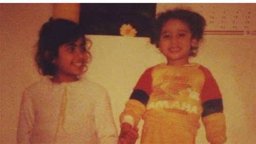 صور روبي وشقيقتها ميريهان في مرحلة الطفولة