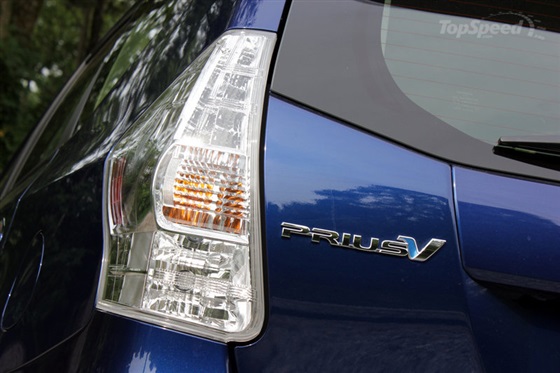 صور سيارة تويوتا Prius V موديل 2014