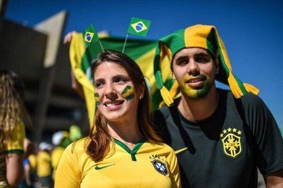صور الجماهير البرازيلية في مباراة هولندا في كأس العالم 2014