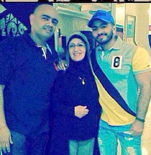 صور تامر حسني مع والدته وشقيقه حسام