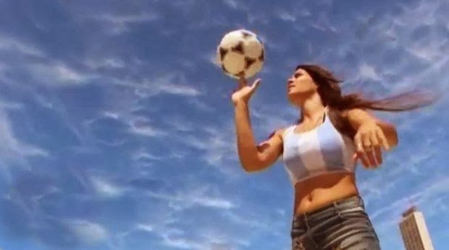 بالفيديو مهارات عارضة الأزياء البرازيلية راكيل بينيتي في كرة القدم 2014