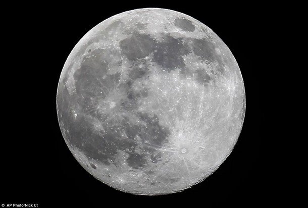 بالصور لقطات ظاهرة سوبر قمر أو القمر العملاق في جميع أنحاء العالم