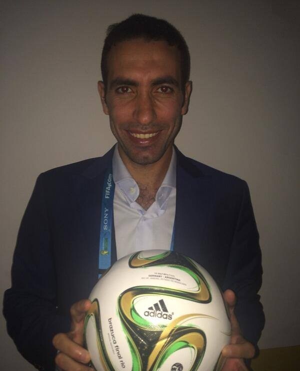 بالصور أبو تريكة يلتقط صورة مع كرة نهائي كأس العالم 2014 بالبرازيل