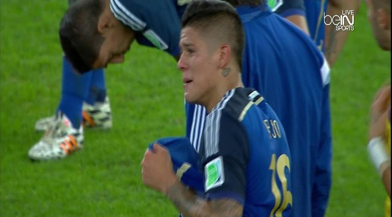 صور بكاء وحزن لاعبي الارجنتين بعد الخسارة في كأس العالم 2014