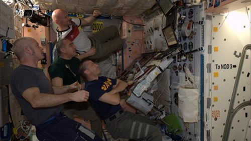 صور رواد الفضاء وهم يتابعون مباراة نهائي كأس العالم 2014