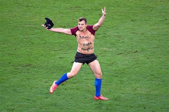 بالصور مشجع يقتحم مباراة نهائي كأس العالم 2014