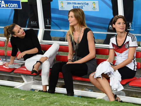 صور احتفال صديقات وزوجات لاعبي ألمانيا بكأس العالم 2014