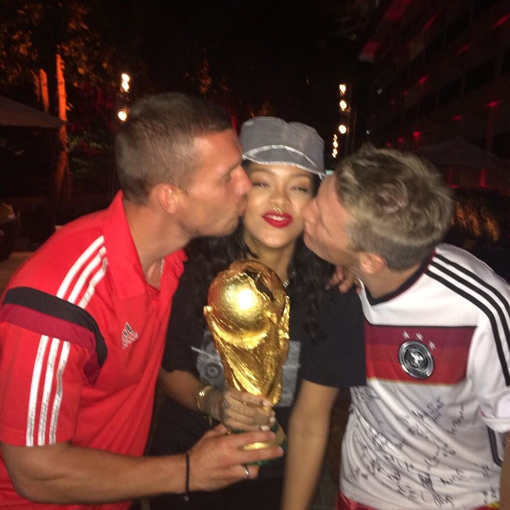 صور ريهانا في مباراة نهائي كأس العالم 2014 | صور ريهانا وهي تحتفل بكأس العالم مع لاعبي ألمانيا 2014