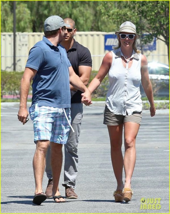 صور بريتني سبيرز وهي تتمشي مع حبيبها في لوس أنجلوس