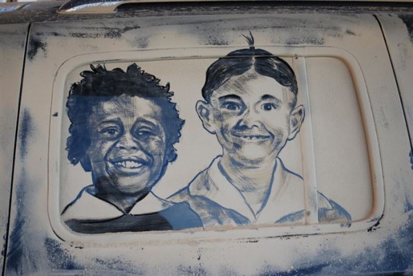 بالصور فنان أمريكى يحول السيارات المتسخة الى لوحات فنية راقية