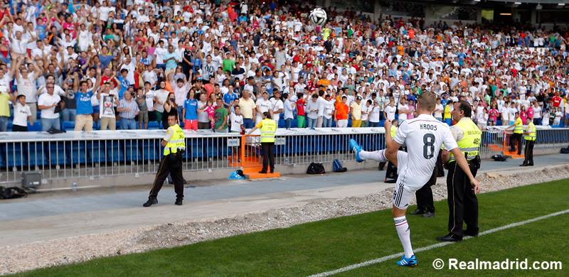 صور توني كروس لاعب ريال مدريد 2015 Toni Kroos ، صور تقديم توني كروس لجماهير ريال مدريد 2015