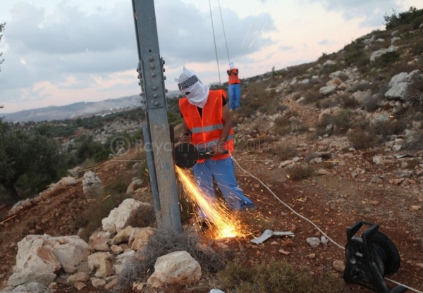 بالصور فلسطينيون يقطعون الكهرباء عن مستوطنات في رام الله دعما لغزة 2014