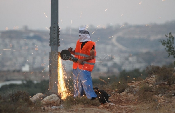 بالصور فلسطينيون يقطعون الكهرباء عن مستوطنات في رام الله دعما لغزة 2014