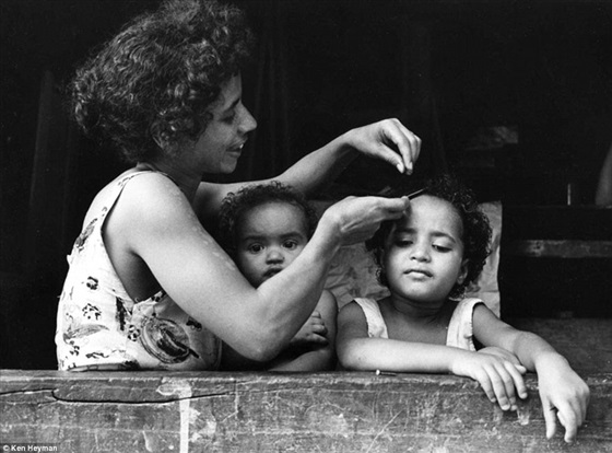 بالصور أجمل لحظات الأمومة في العالم صورت قبل 50 سنة