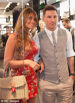 صور ميسي مع زوجته أنتونيلا روكوزو بدار أزياء دولتشي اند غابانا بإيطاليا
