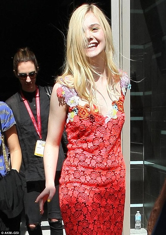 صور إيلي فانينج في حفل Comic-con بفستان أحمر صارخ