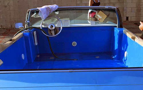 بالصور تحويل سيارة كاديلاك قديمة إلى حوض استحمام متحرك