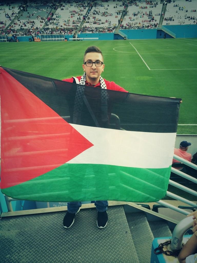 بالفيديو والصور شاب يقتحم مباراة ريال مدريد ورما وهو يحمل علم فلسطين 2014