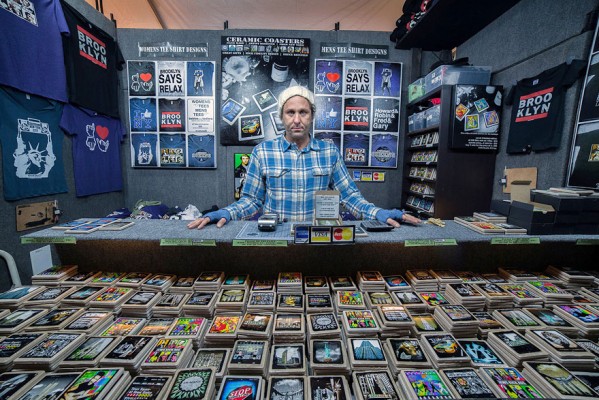 بالصور فنان يصور أصحاب المحلات التجارية من جميع أنحاء العالم 2015