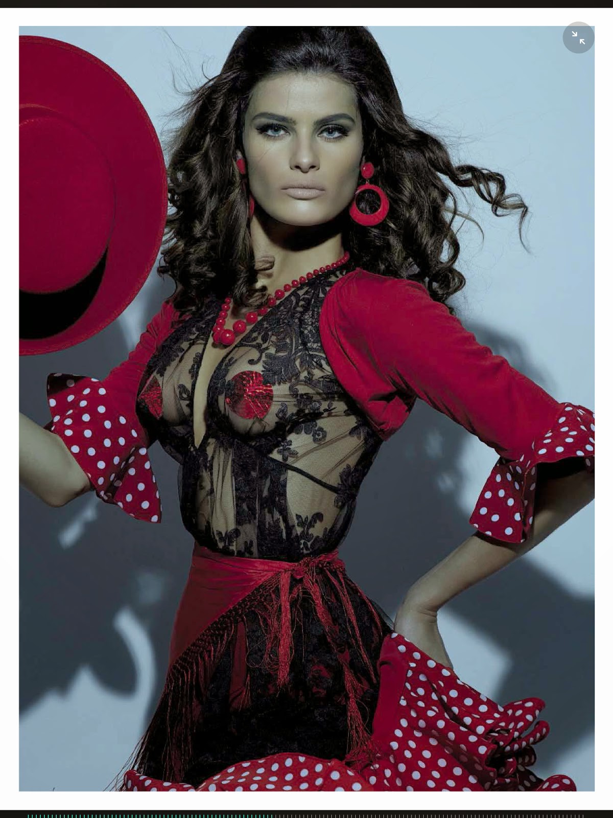 صور إيزابيلي فونتانا على غلاف مجلة فوغ الإيطالية أغسطس 2014