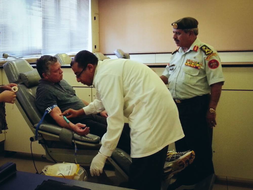 بالصور الملك عبد الله الثاني يتبرع بالدم تضامنا مع اهل غزة في المدينة الطبية 2014