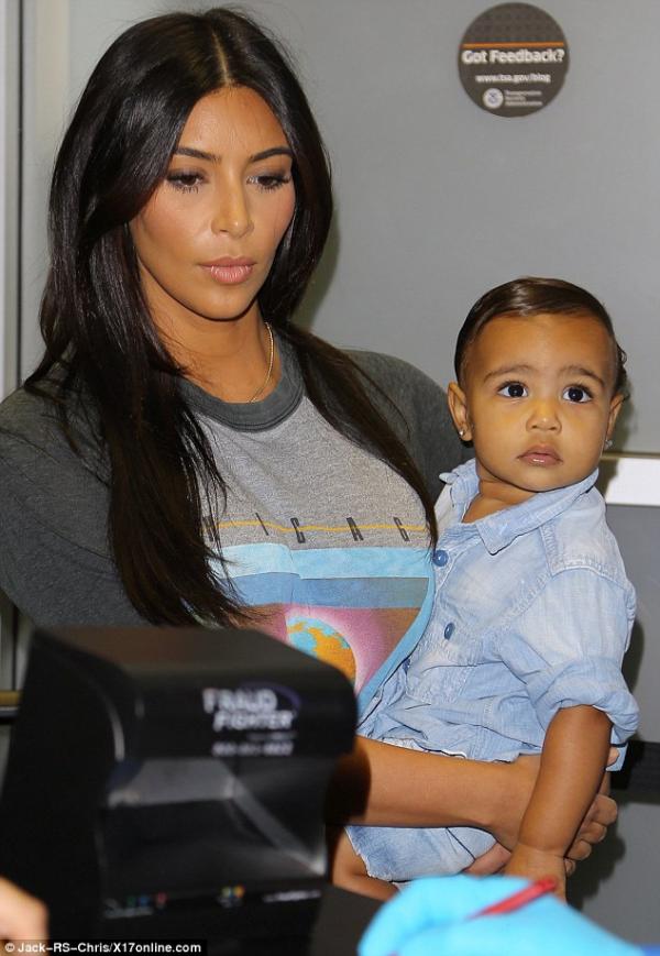 صور كيم كارداشيان مع ابنتها نورث في مطار لوس أنجلوس 2014