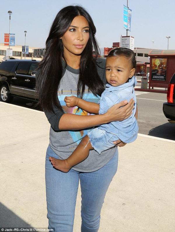 صور كيم كارداشيان مع ابنتها نورث في مطار لوس أنجلوس 2014