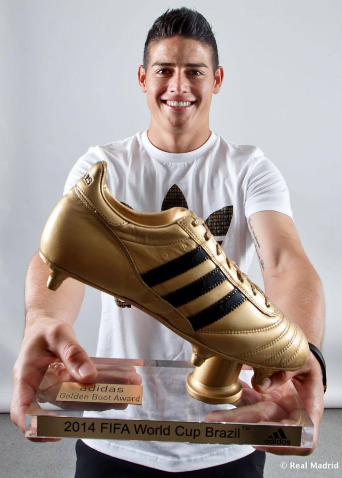 صور خاميس رودريغيز مع جائزة الحذاء الذهبي لهداف كأس العالم 2014