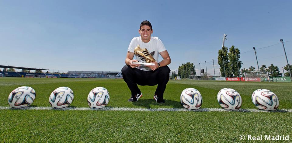 صور خاميس رودريغيز مع جائزة الحذاء الذهبي لهداف كأس العالم 2014
