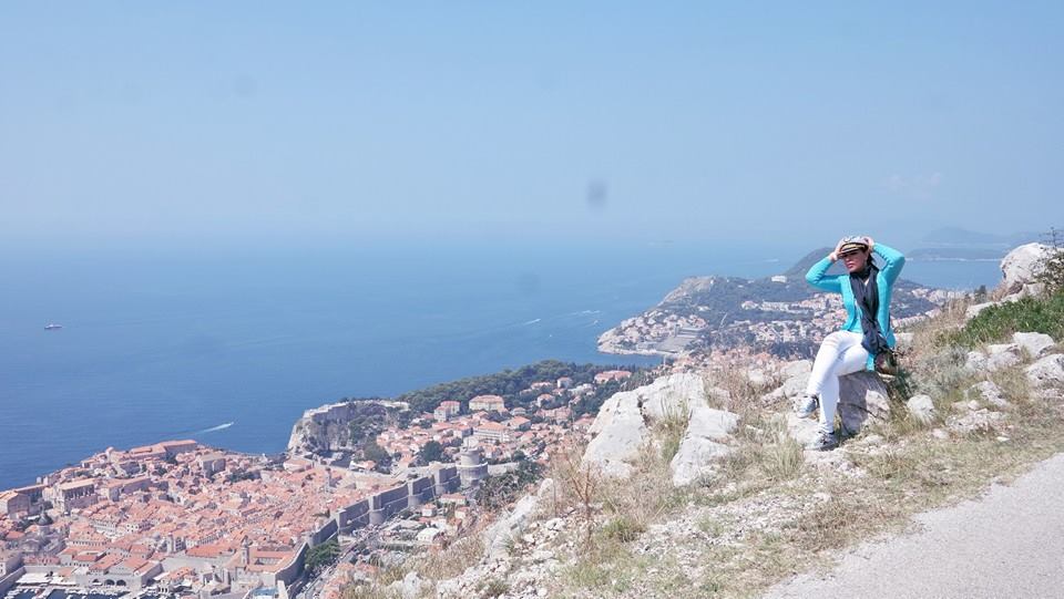 صور أحلام ببنطلون جينز ممزق في ديبروفينيك‬ كرواتيا