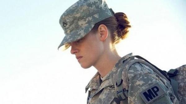 صور كريستين ستيوارت بالزي العسكري في فيلم Camp X-Ray