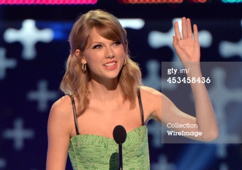 صور تايلور سويفت في حفل توزيع جوائز Teen Choice Awards 2014