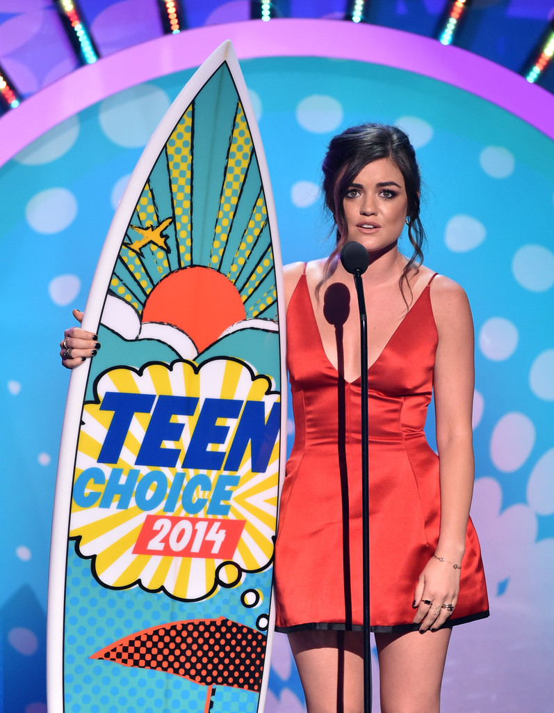 صور لوسي هيل في حفل توزيع جوائز Teen Choice Awards 2014