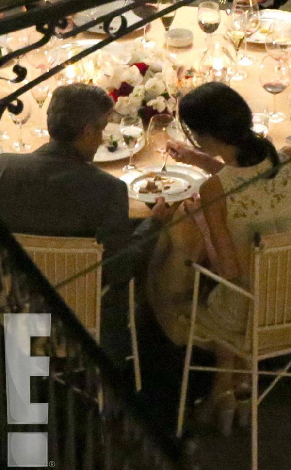 صور جورج كلوني وهو يقبّل خطيبته المحامية أمل علم الدين 2014