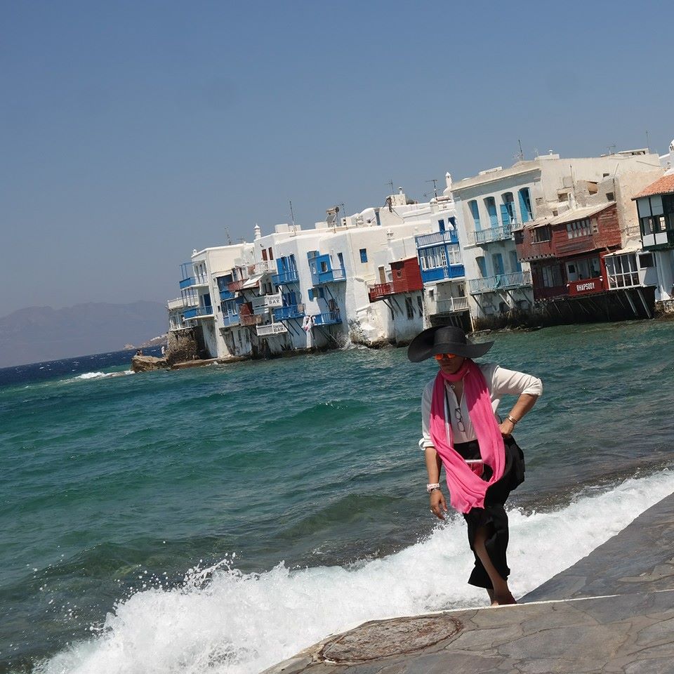 صور الفنانة الاماراتية أحلام في شواطئ اليونان 2014