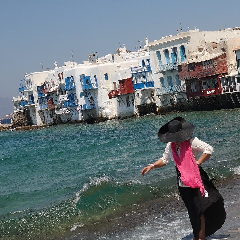 صور الفنانة الاماراتية أحلام في شواطئ اليونان 2014