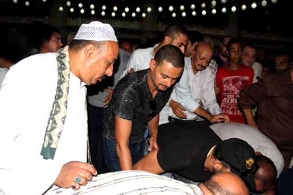 صور رامز جلال وهو يبكي بشدة في تشييع جنازة والده