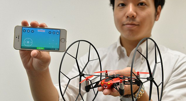 بالفيديو Rolling Spider طائرة ذكية صغيرة يمكن التحكم بها بالهاتف الذكى