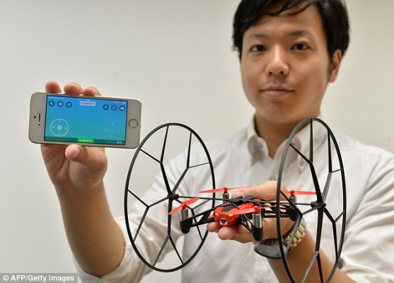 بالفيديو Rolling Spider طائرة ذكية صغيرة يمكن التحكم بها بالهاتف الذكى