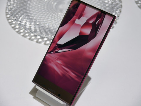 صور ومواصفات هاتف Aquos Crystal الجديد من شارب