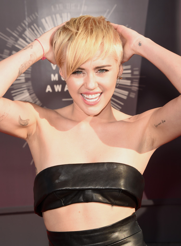 صور مايلي سايرس في حفل MTV Video Music Awards 2014