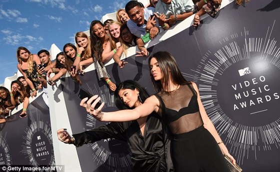 صور كيم كارداشيان وهي ترقص في حفل 2014 MTV Video Music Awards