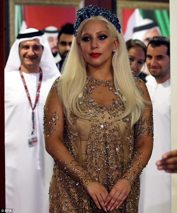 صور ليدي غاغا بفستان شفاف في دبي 2014